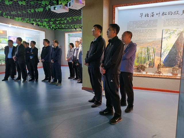 检查组一行观看芦芽山国家级自然保护区宣传片.jpg