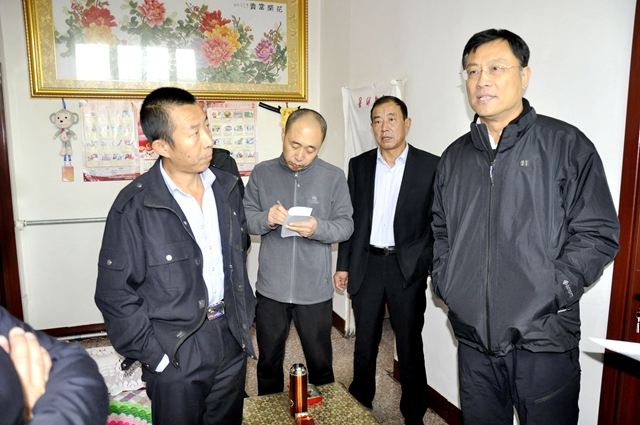 7调研组一行在五台山风景区管委会金岗库乡蛤蟆石村贫困户家中调研.jpg