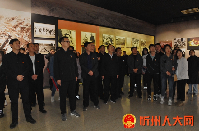 2.在刘胡兰纪念馆听取讲解员介绍(2).jpg