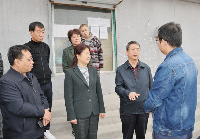 6调研组一行深入热力公司城区经营收费服务大厅调研DSC_2288 SC_2319 (2)_副本.jpg