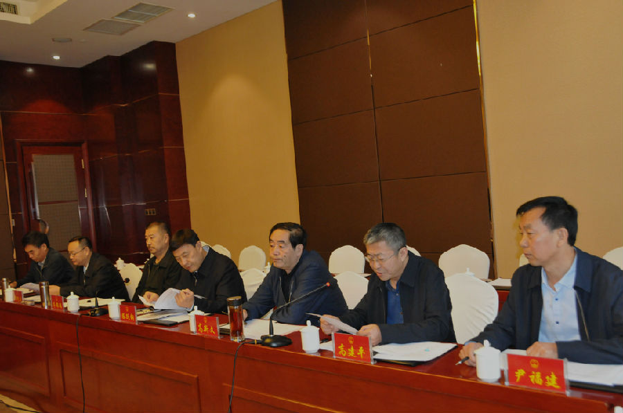 省人大常委会调研组一行