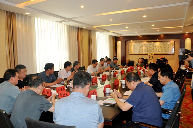 2召开座谈会.JPG