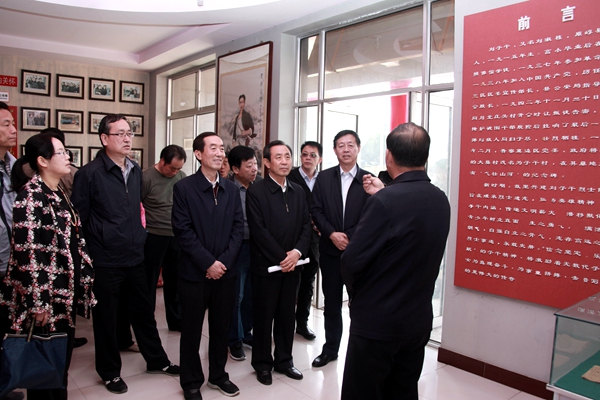 聆听了全国人大代表栗翠田介绍刘子干烈士的生平事迹.JPG