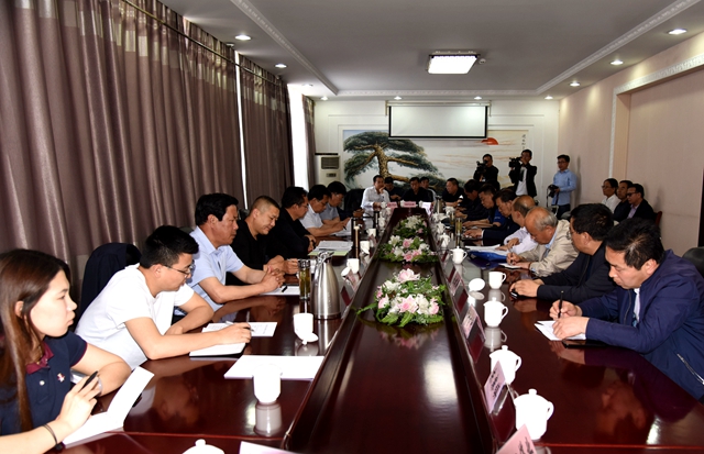 执法检查组一行在宁武县召开座谈会.jpg