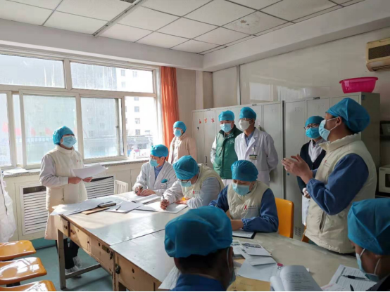 11张院长和专家们会诊.png