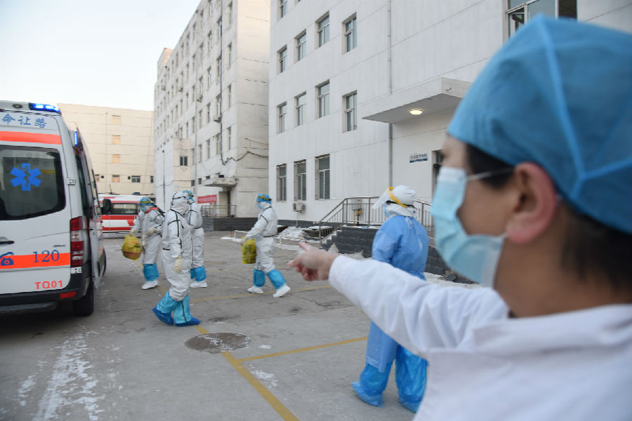 12副院长张玉萍正在指导护送确诊重症患者的医护人员如何隔离防护.jpg