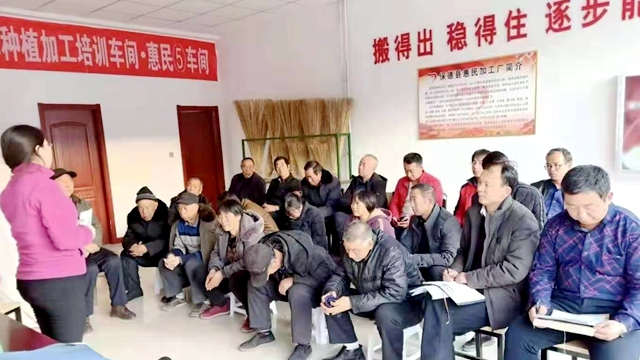 保德县人大代表王翠珍在林遮峪乡扶贫工作站为易地搬迁群众宣传惠民政策,并进行就业指导.jpg