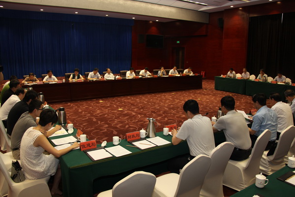 召开座谈会.JPG