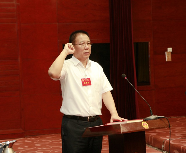 拟任命人员作宪法宣誓_副本.jpg