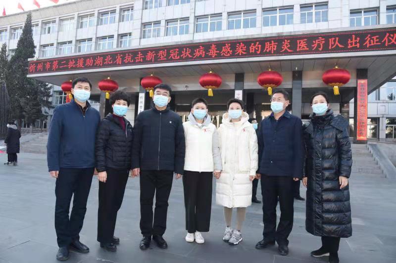 理赔费院长和相关领导送第二批护士出征武汉.jpg