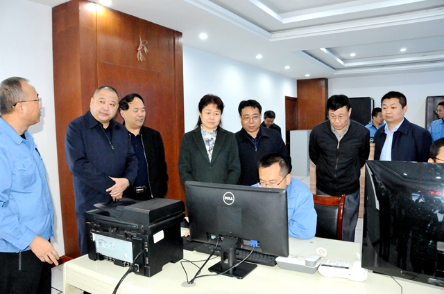 7调研组一行深入热力公司调度中心调研_副本.jpg