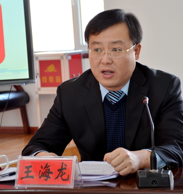 县人民政府副县长王海龙就政府污染防治总体情况回答询问并作表态发言.JPG