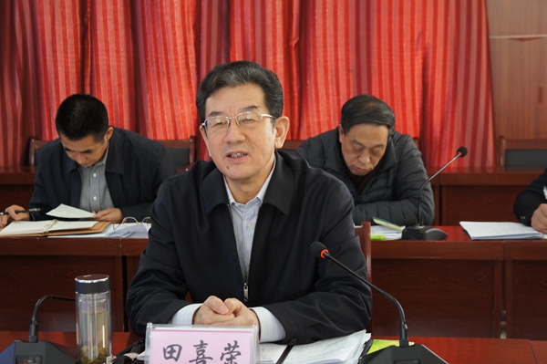 田喜荣在听取扶贫汇报.JPG