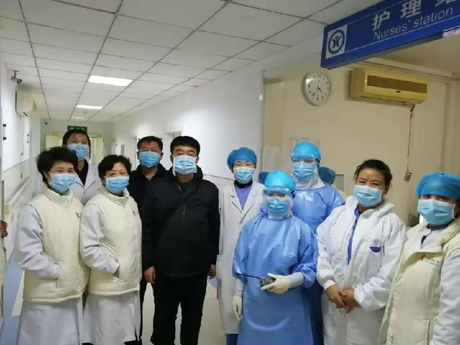 1第一例确诊病人即将转运到隔离病房,院长李鹏飞(左三)率领相关院领导和医护人员等待接诊,时间已是凌晨三点。.jpg