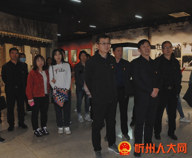 2.在刘胡兰纪念馆听取讲解员介绍(1).jpg