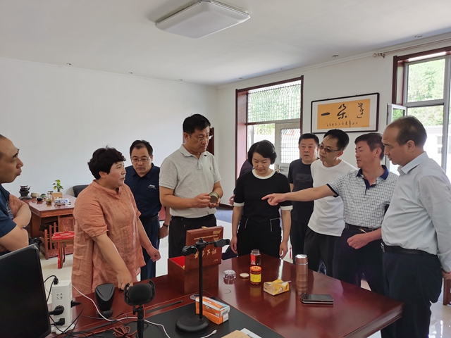 检查组一行在铜钱沟大府村八妹台蘑加工厂坊检查.jpg