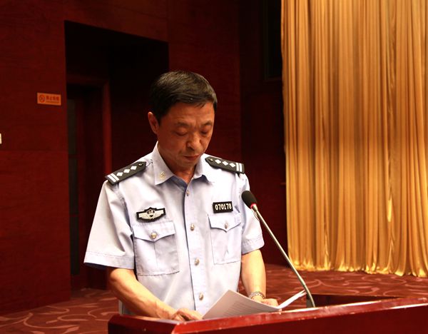 8市公安交警支队政委朱利鑫作关于《忻州市电动车管理条例(草案)》的说明.JPG