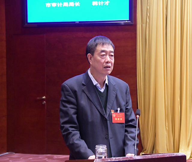 8听取市审计局局长韩计才关于2018年市本级执行审计查出问题整改情况报告_副本.jpg