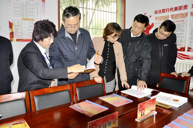 6调研组一行在五台县城区人大代表联络站调研.jpg