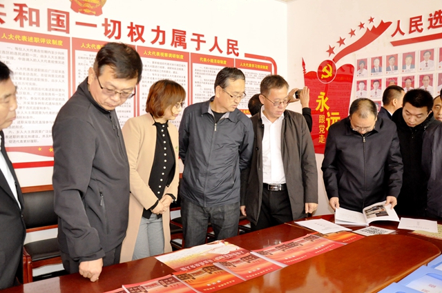 3调研组一行在定襄县北城社区人大代表联络站调研.jpg