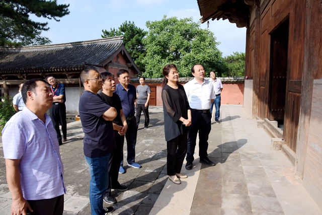6执法检查组一行在五台县南禅寺视察_副本.jpg