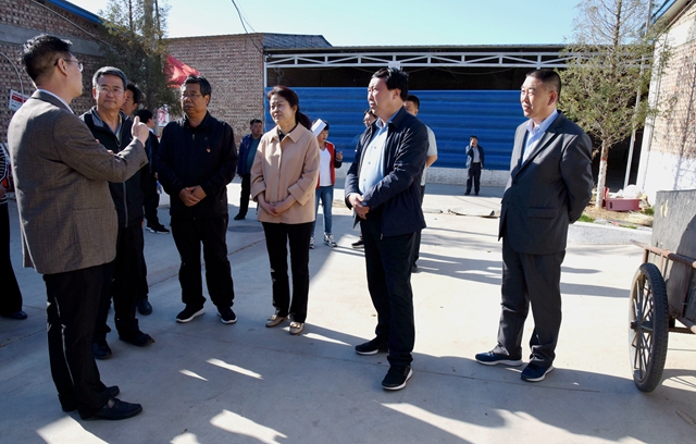 执法检查组一行在繁峙县田源毛驴养殖基地调研.jpg
