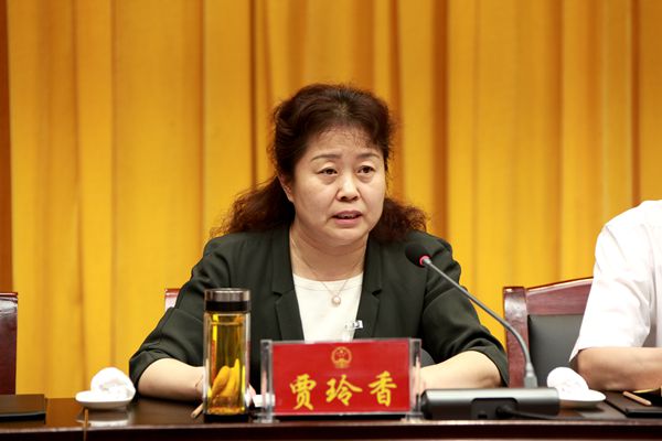 4市人大常委会副主任贾玲香主持第三次全体会议.JPG