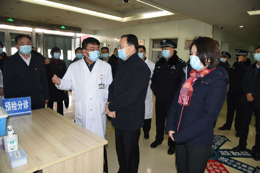 4年三十,省人大常委会副主任、市委书记李俊明(右二)在忻州市人民医院发热门诊调研,李鹏飞院长(左二)就预检分诊情况向李书记逐一汇报。.jpg