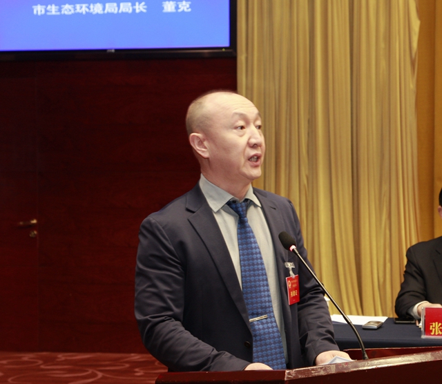 12听取市生态环境局局长董克关于2019年环境状况和环境保护目标完成情况的报告_看图王_副本.jpg