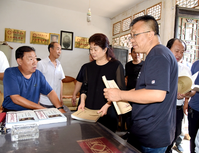 7执法检查组一行在五台县大建安徐氏宗祠视察_副本.jpg