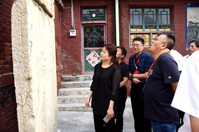 4执法检查组一行在原平市慧济寺视察_副本.jpg
