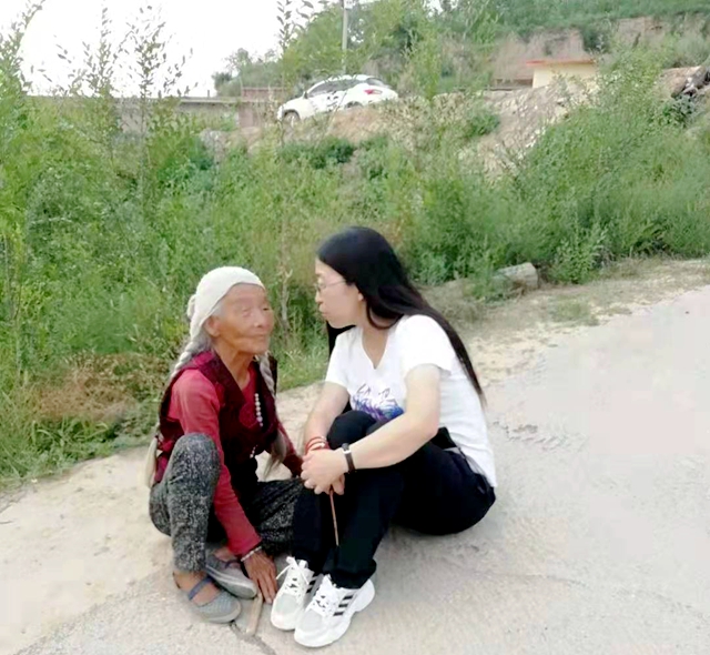 保德县人大代表王翠珍了解盲人老奶奶的生活近况并和她谈心解闷.jpg