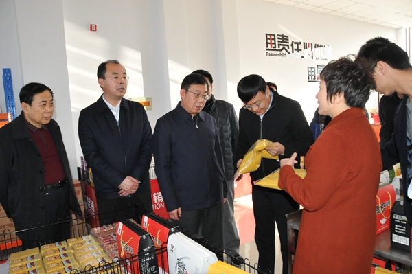 3调研组一行在河曲县万家福电子商务运营服务中心调研_副本.jpg