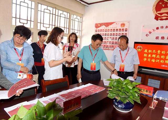 与会代表在代县上磨坊乡人大代表联络站参观_副本.jpg