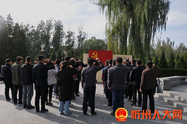 4.全体党员还在烈士陵园重温了入党誓词(1).jpg