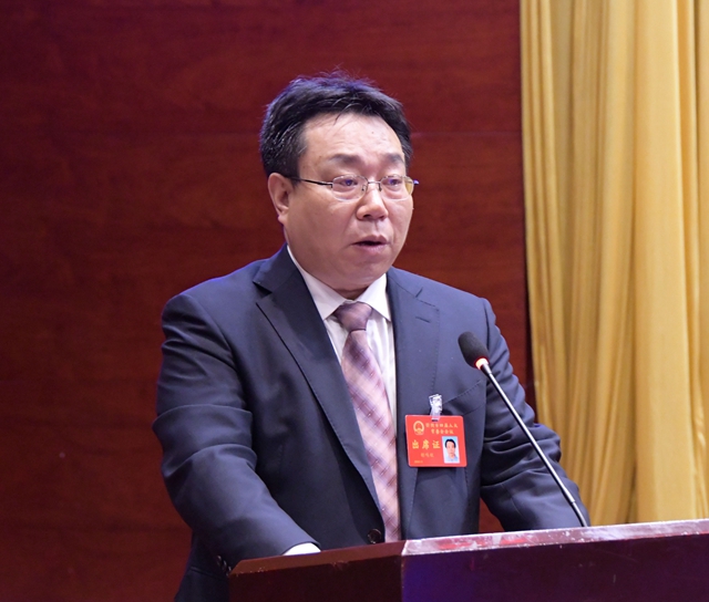 9听取市人大常委会城环工委主任胡鸣钦关于检查《中华人民共和国公路法》实施情况的报告_副本.jpg