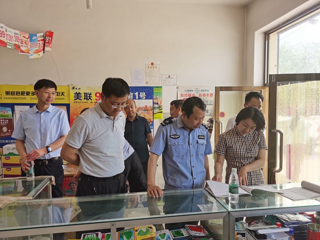 检查组一行在今田农资门市检查.jpg